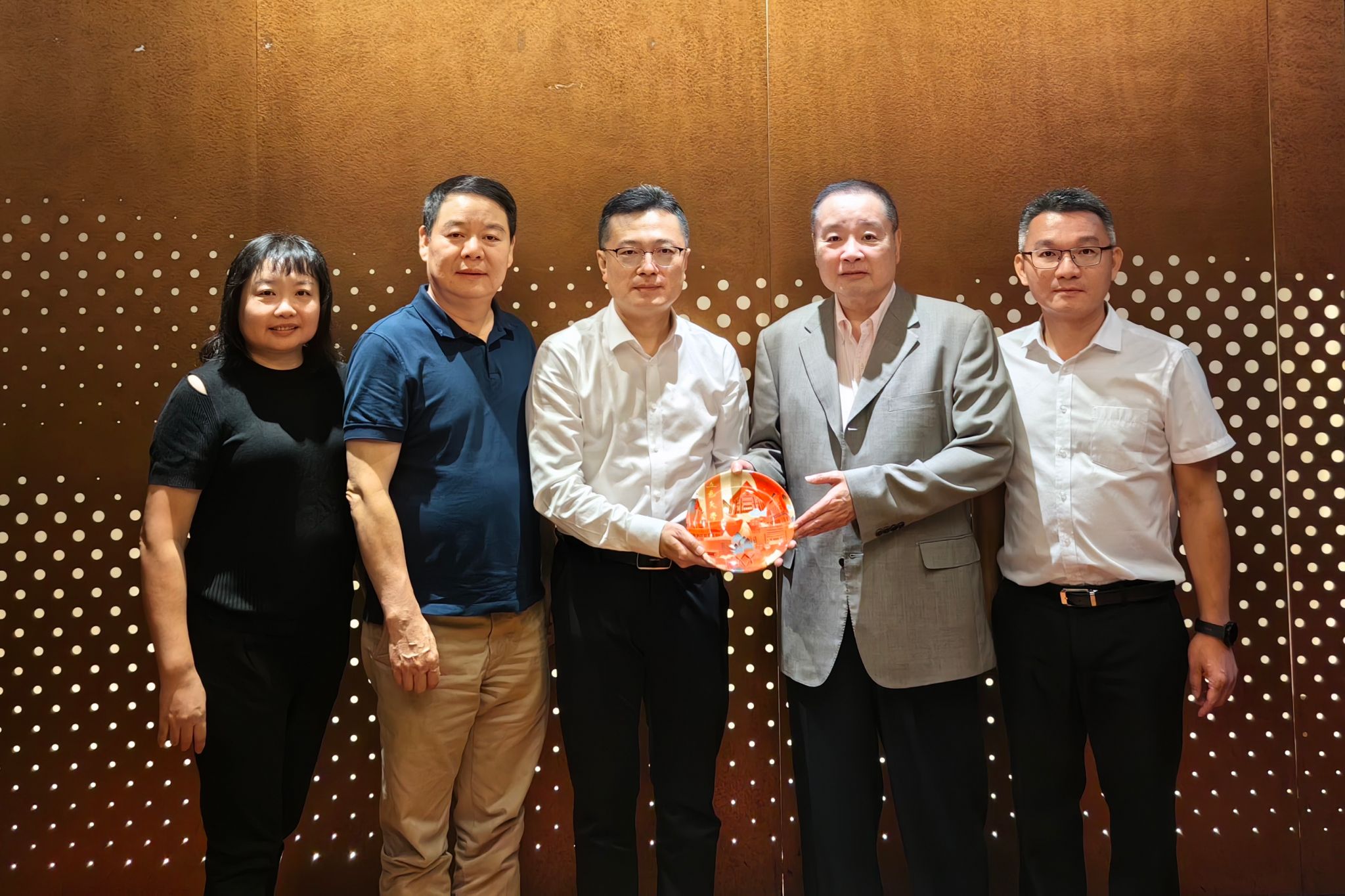 6A3BC60215F2E6024DCABEE950B_FB0EFDDA_57004