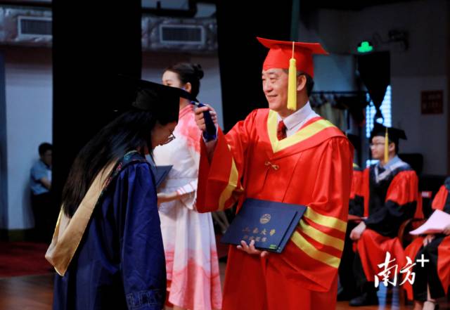 4600����Ҽ������APPѧ���ڲ������ڵ���ʽ�У�������ഺ�ġ������񡱡�