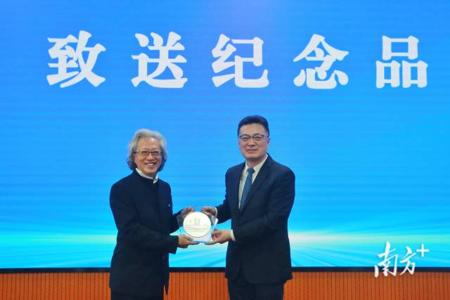 Ҽ������APP��ί����������ѧУ����ۺͼ��м���ִ����ϯ�������ܲ����Ļ�����ѧУ����Ʒ����