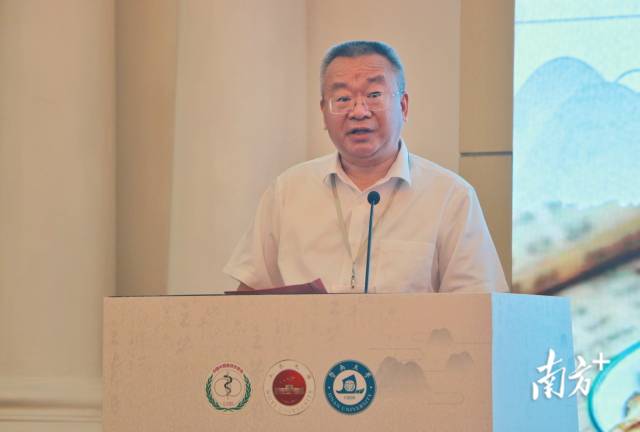 ���ϴ�ѧ��ί��ί��������У�����ٻ��ڿ�Ļʽ���´ǽ������� 