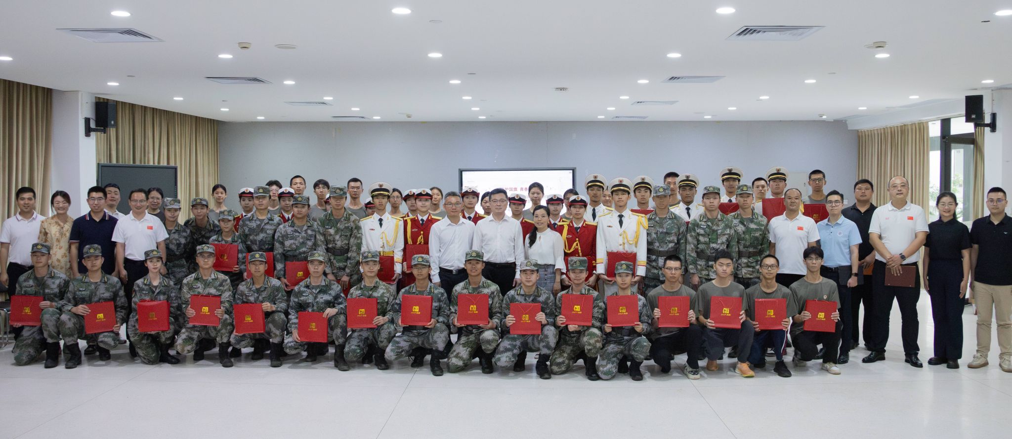 У��ί���������߽���һվʽ��ѧ������������ͬ���커��������������ѧ���̹ٶ�ѧ�����ɹ�����չ