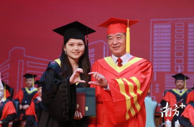 ��ҵ��ʽ�ϣ������˻��������У���������ҵѧ�����ഺ�ļ������조�����İ�����ֻΪ�й�����ʱ��ǿ���� 