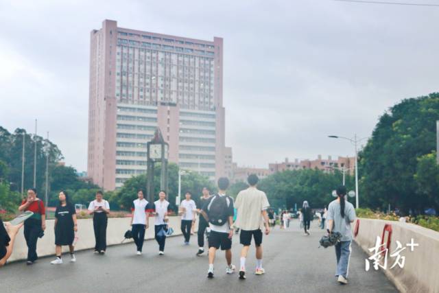 ��Ȼ��һ����ٵ�У԰�������������������洦����������ഺ���������� 