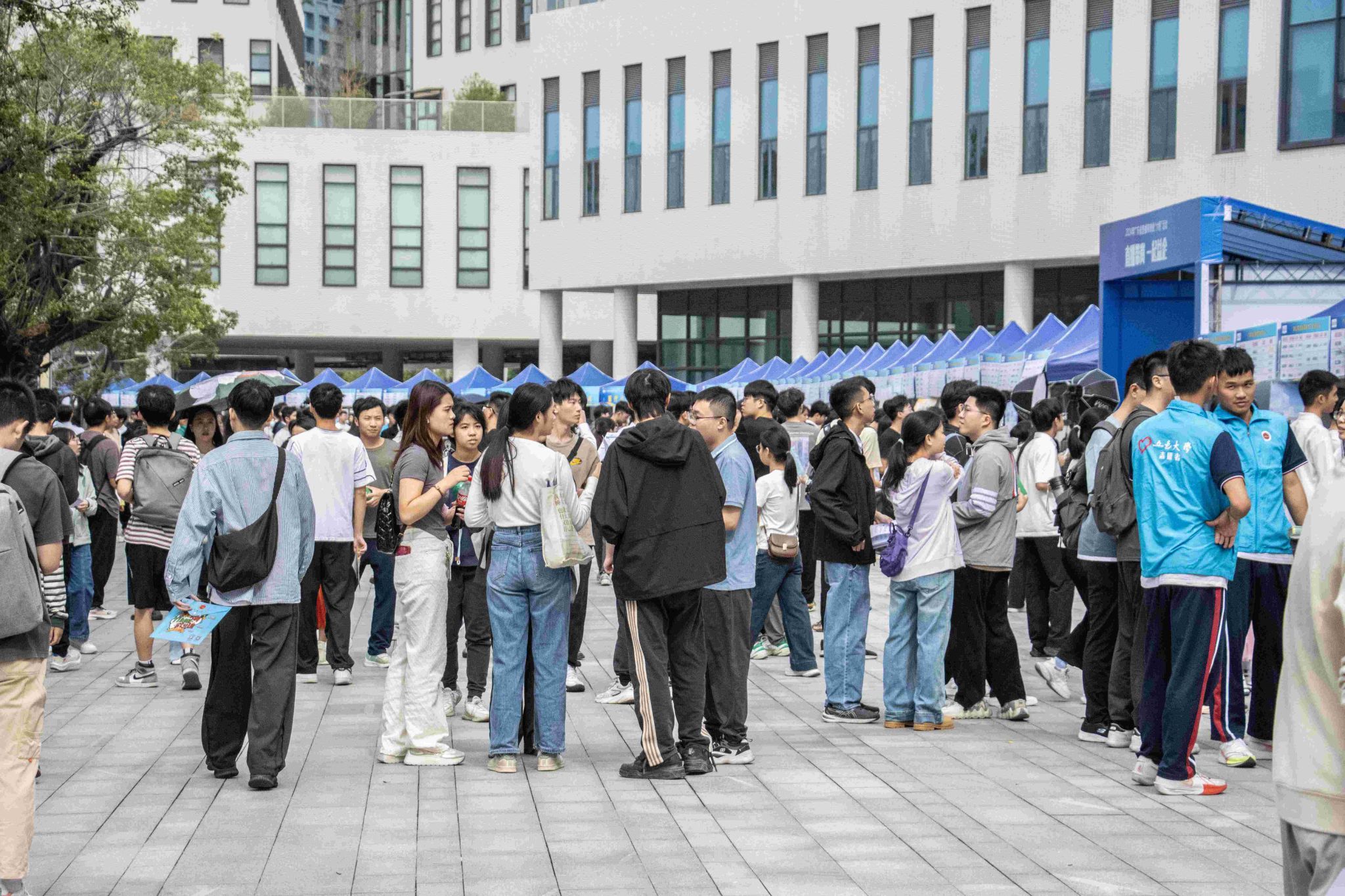 60093414F3E06B1EBBE47CC8127_610F15E4_81591