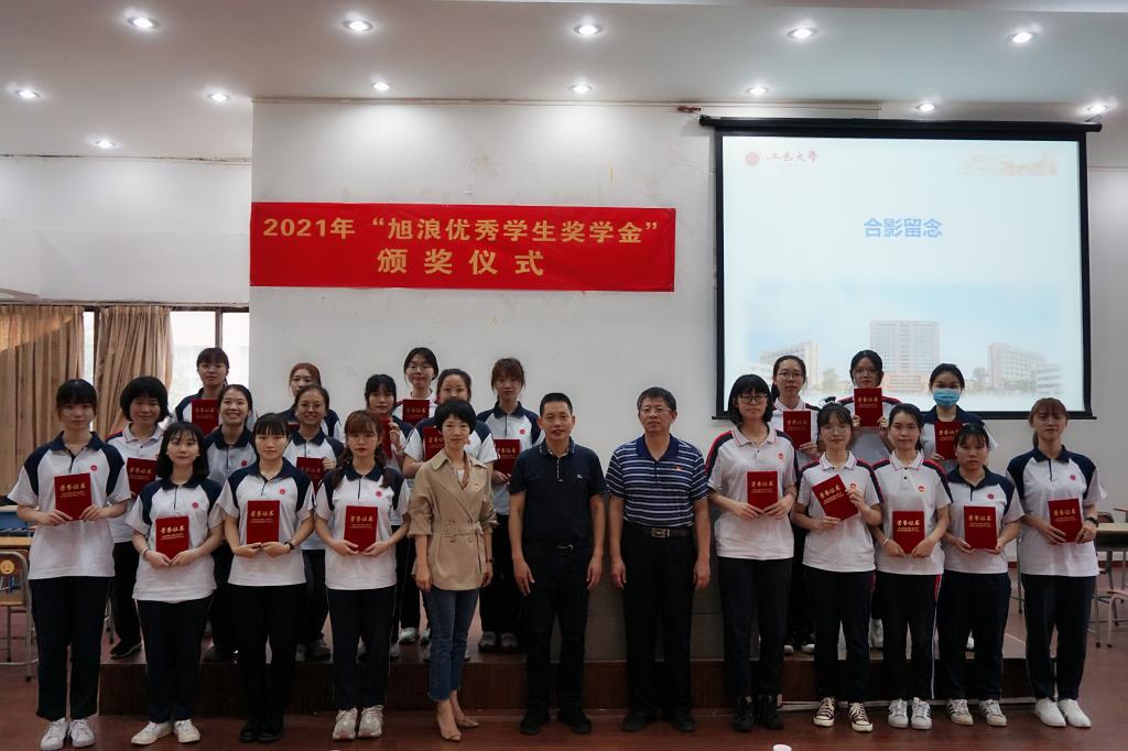 216ECF2922C83ACAE0E915BDBBF_9A9079C7_15D8D